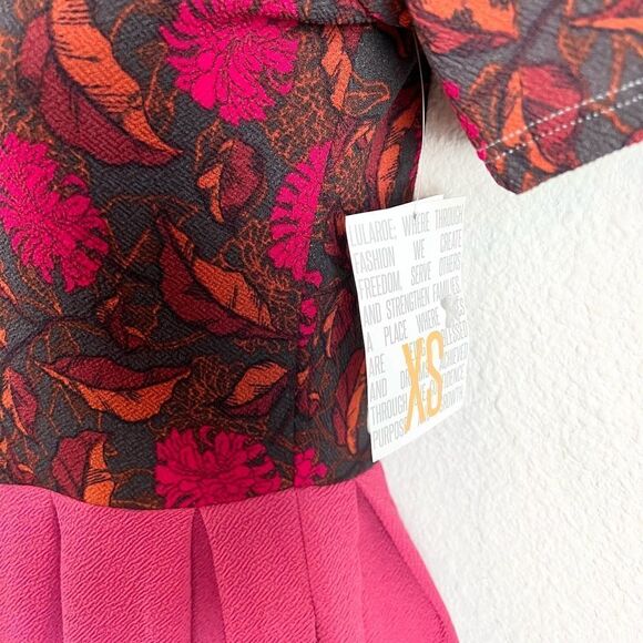 New Lularoe Amelia Dress Women's XS Red Floral Leaf Pleated Fit & Flare Stretch - Picture 3 of 5